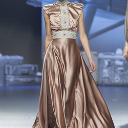 Vestido de satén dorado de Ion Fiz en Fashion Week Madrid