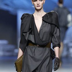 Vestido negro con hombreras de Ion Fiz en Fashion Week Madrid