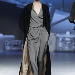 Mono gris marengo de Ion Fiz en Fashion Week Madrid