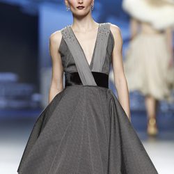 Vestido gris con escote en forma de V de Ion Fiz en Fashion Week Madrid