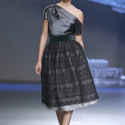 Vestido asimétrico en negro de Ion Fiz en Fashion Week Madrid