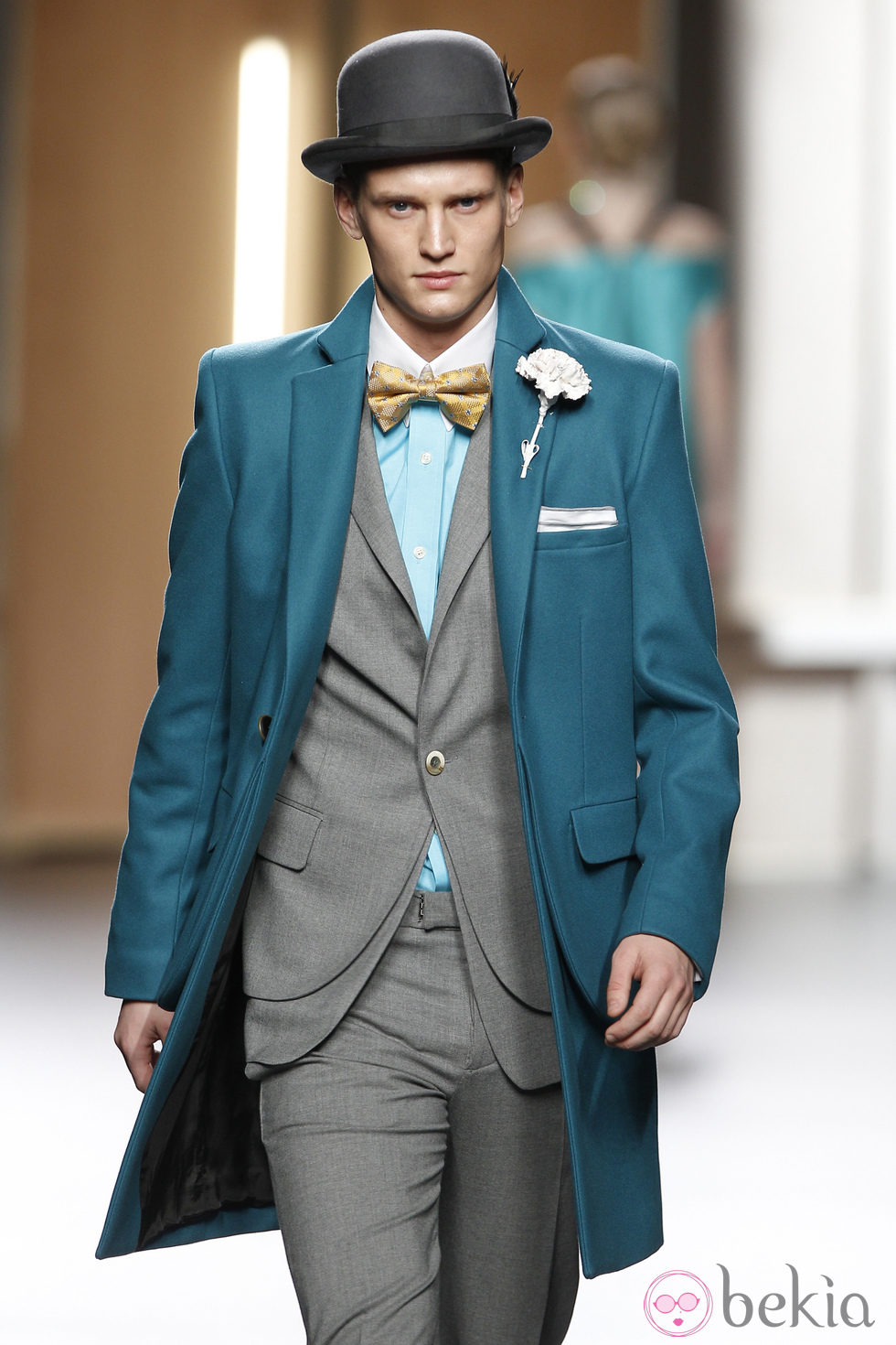 Abrigo de hombre de paño liso en azul de Ana Locking en Fashion Week Madrid