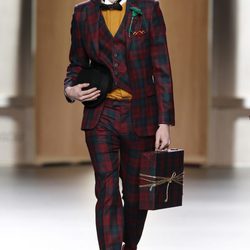 Traje con estampado tartán para hombre de Ana Locking en Fashion Week Madrid