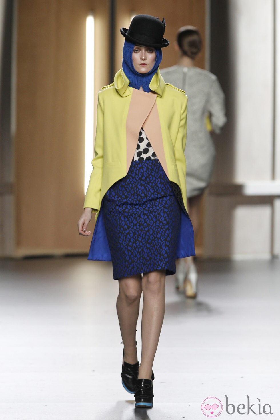 Falda con print animal en azul cobalto y abrigo de paño amarillo y nude de Ana Locking en Fashion Week Madrid