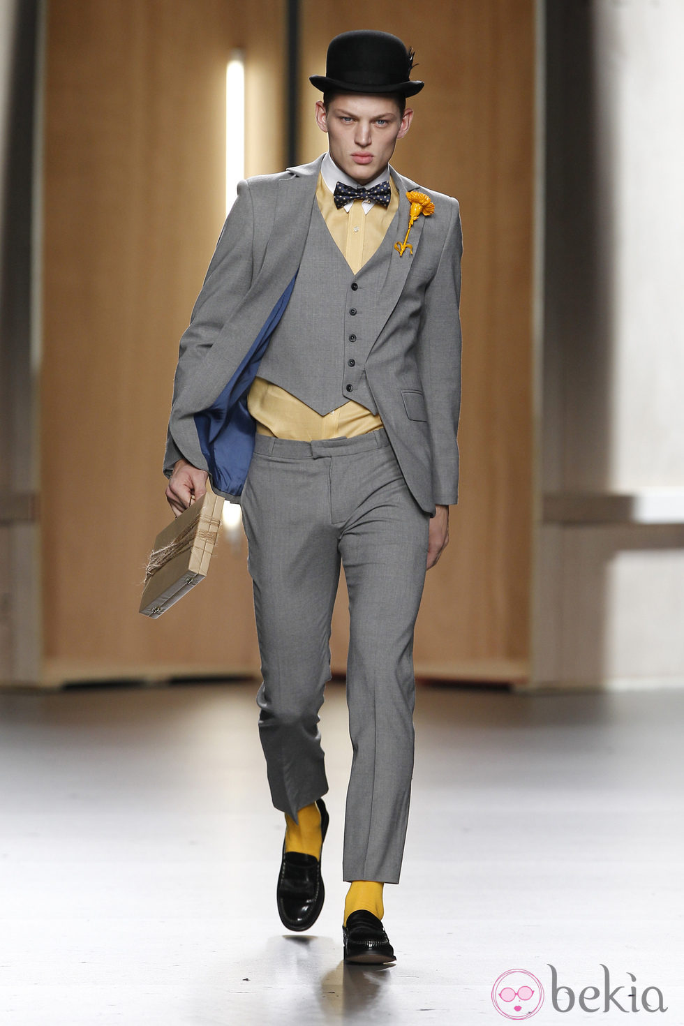 Traje de hombre gris con camisa amarillo pastel de Ana Locking en Fashion Week Madrid