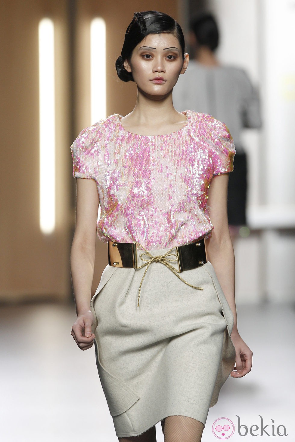 Top de lentejuelas en rosa pastel de Ana Locking en Fashion Week Madrid