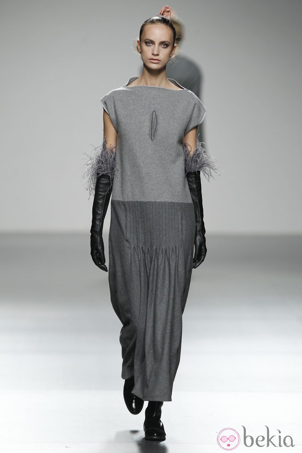 Vestido en dos tonos de grises de Shen Lin en 'El Ego' de Fashion Week Madrid