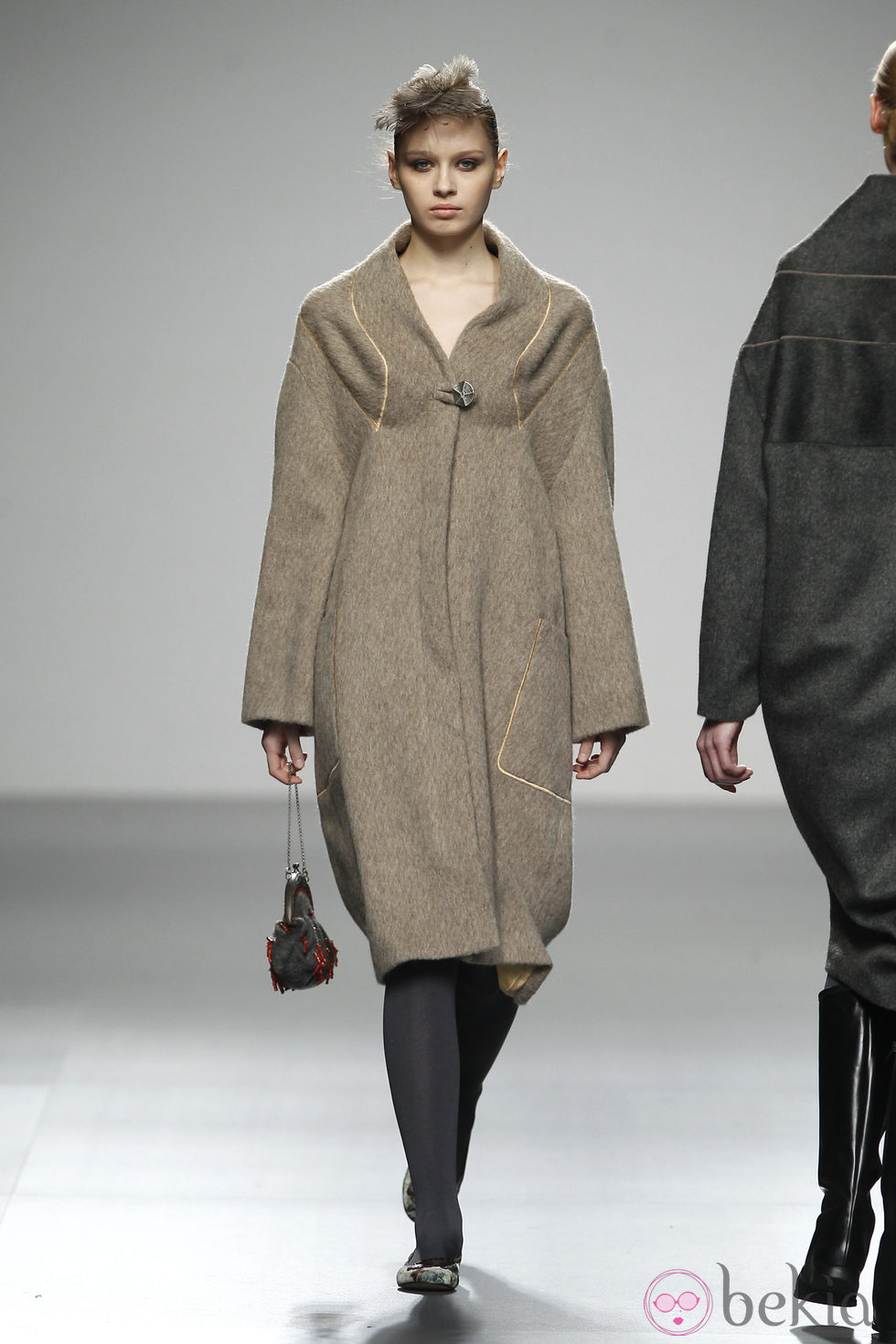 Abrigo camel de Shen Lin en 'El Ego' de Fashion Week Madrid