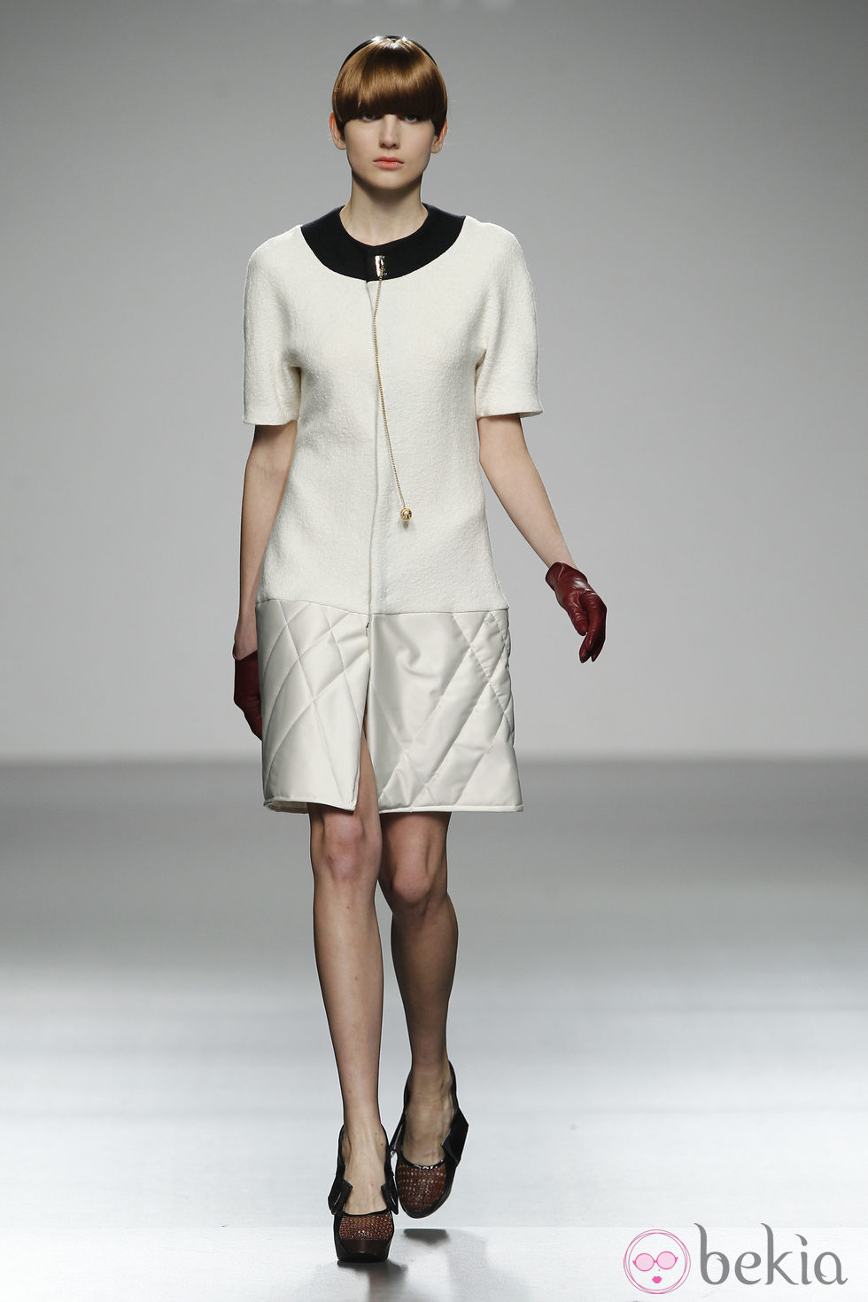 Diseño lady en blanco de Moises Nieto en 'El Ego' de Fashion Week Madrid