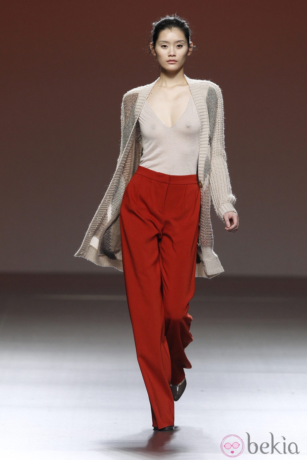 Pantalón rojo de traje con chaqueta de punto beis de Sita Murt en la Fashion Week Madrid