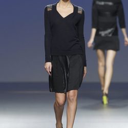 Falda negra y jersey de punto azul marino de Sita Murt en la Fashion Week Madrid