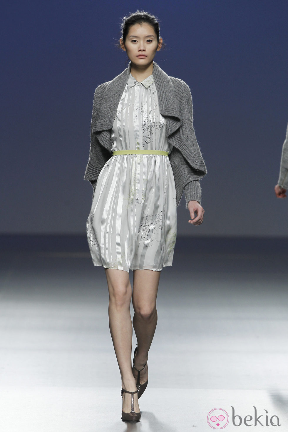 Vestido camisero en gris perla de Sita Murt en la Fashion Week Madrid