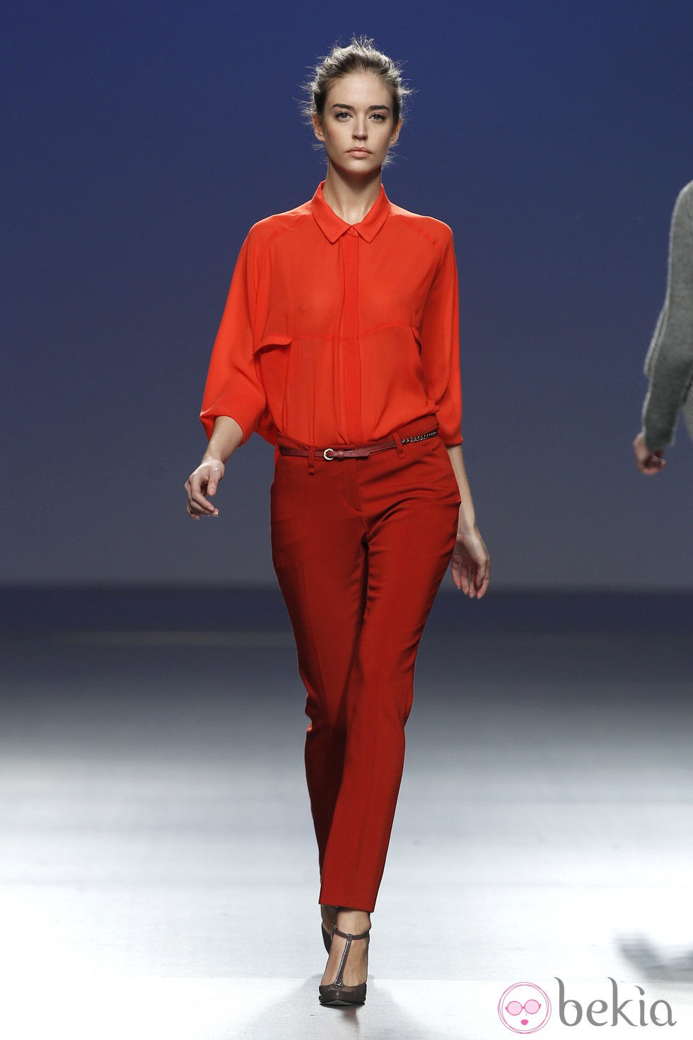 Pantalón rojo con camisa de gasa de Sita Murt en la Fashion Week Madrid