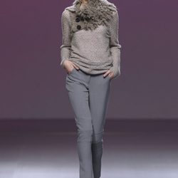 Pantalón de traje gris perla y jersey de punto de Sita Murt en la Fashion Week Madrid