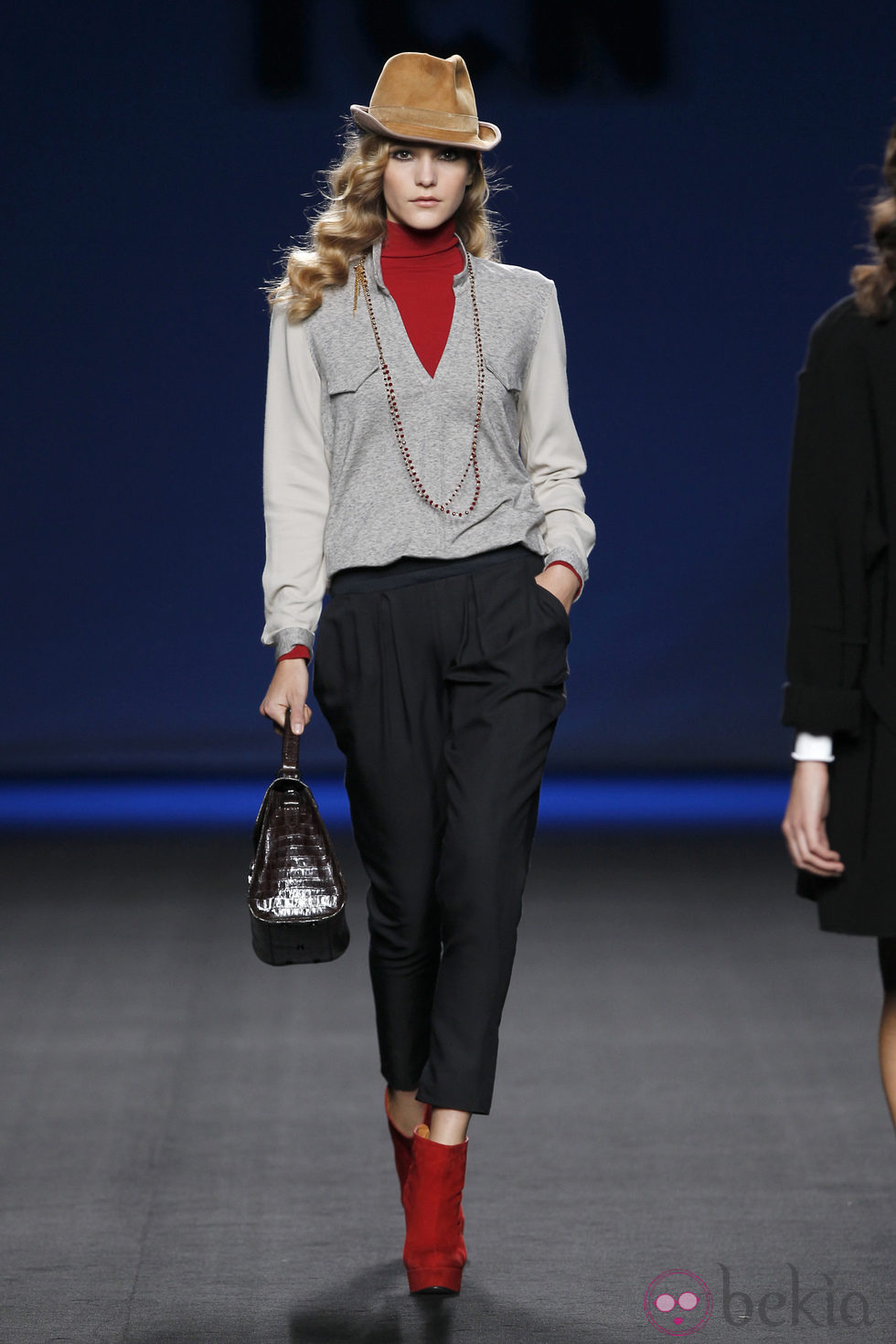 Pantalón negro con chaqueta gris y jersey rojo de TCN en la Fashion Week Madrid