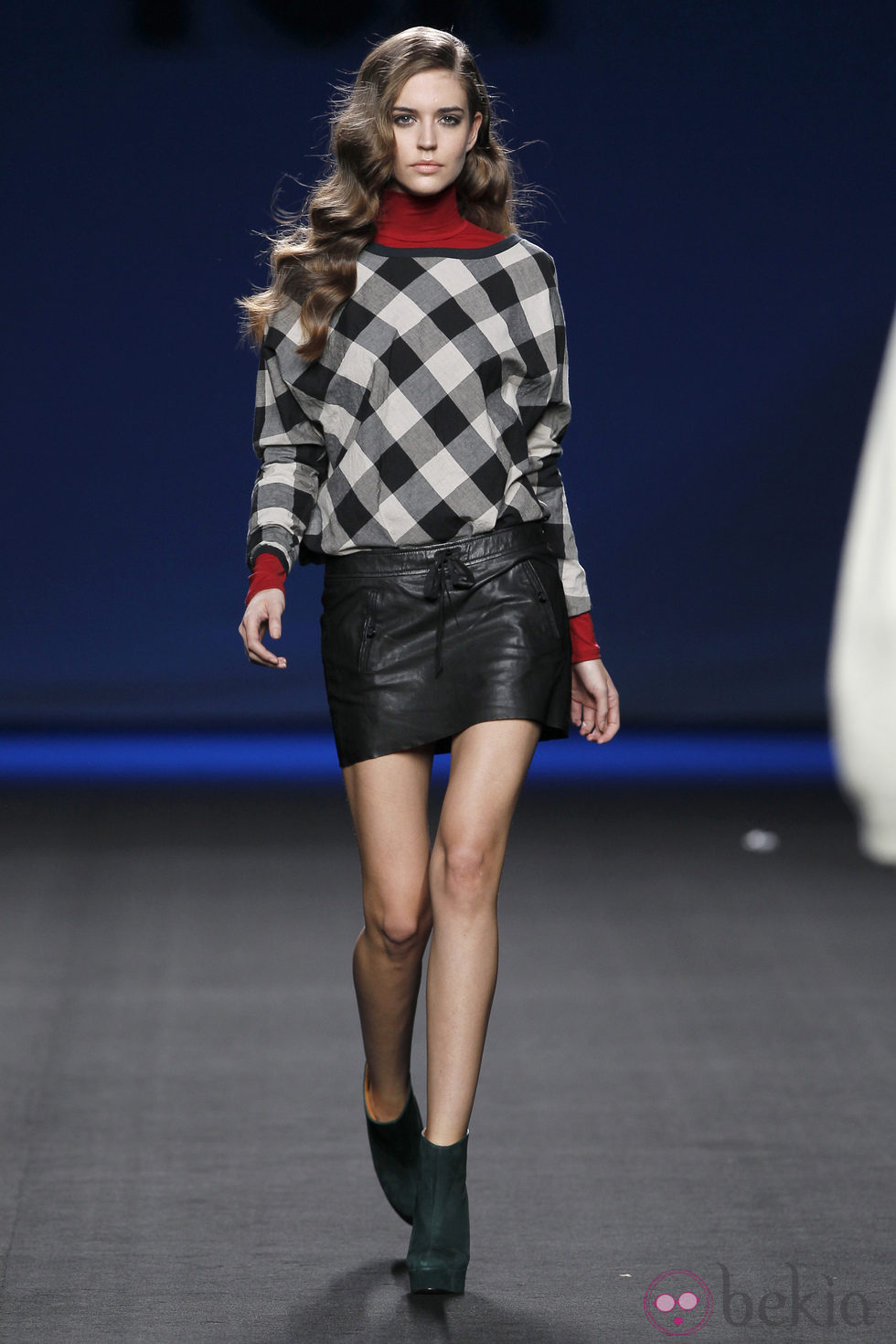 Falda de cuero negra con jersey de cuadros de TCN en la Fashion Week Madrid