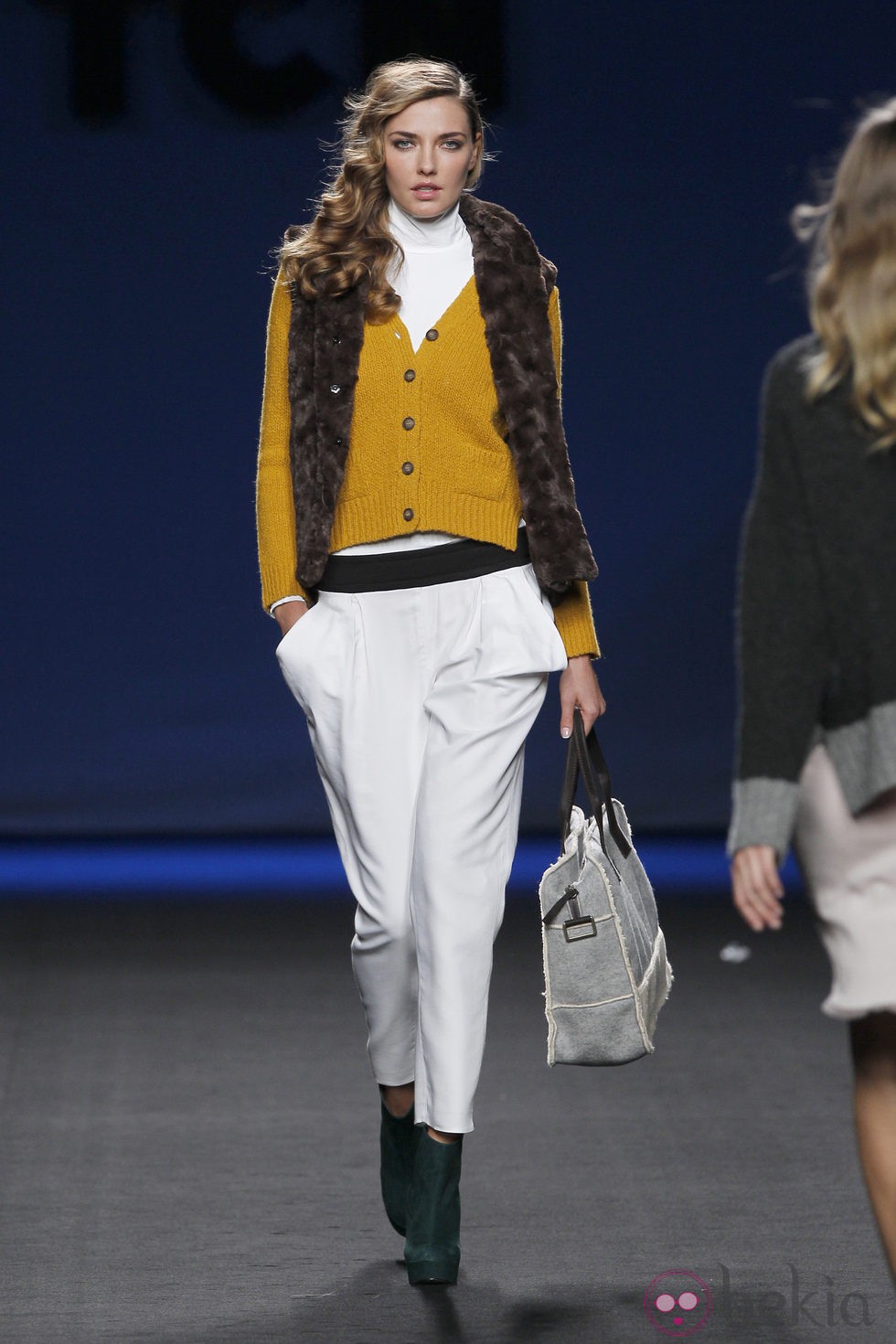 Pantalón blanco con chaqueta amarilla de punto de TCN en la Fashion Week Madrid