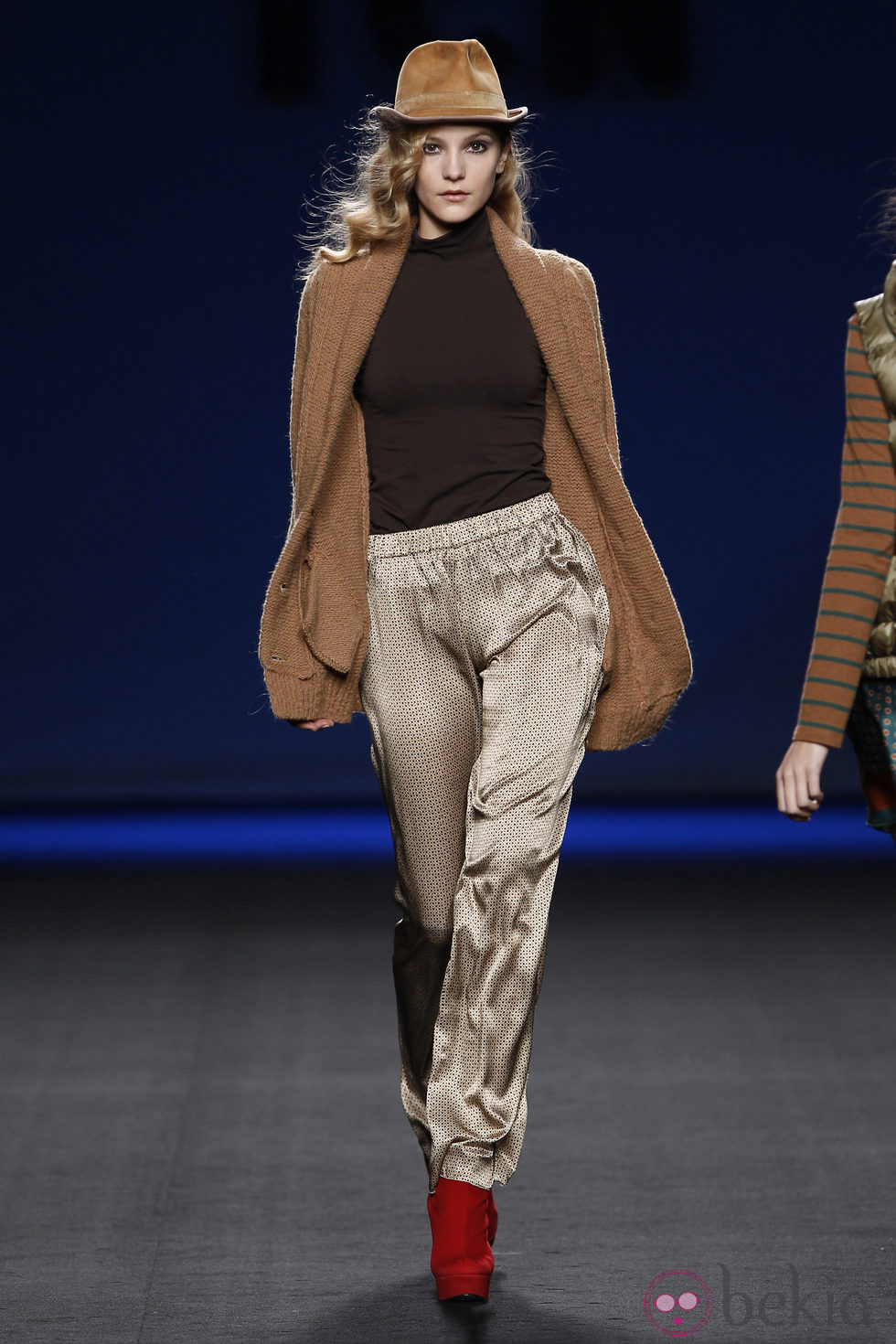 Pantalón crema con abrigo camel de TCN en la Fashion Week Madrid