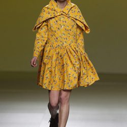 Vestido camisero amarillo de Carlos Díez en la Fashion Week Madrid