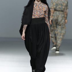 Camiseta estampada de monedas con pantalón baggy negro de Carlos Díez en la Fashion Week Madrid