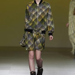 Chaqueta y mini falda estampada en tonos verdes de Carlos Díez en la Fashion Week Madrid