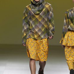 Jersey estampado con verdugo y falda amarilla de Carlos Díez en la Fashion Week Madrid