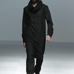 Mono negro de corte masculino de Carlos Díez en la Fashion Week Madrid