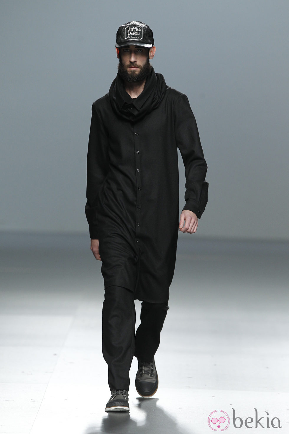 Mono negro de corte masculino de Carlos Díez en la Fashion Week Madrid