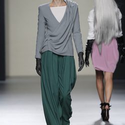 Pantalón verde tableado con chaqueta gris perla de María Barros en Madrid Fashion Week