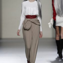 Pantalón baggy con camiseta blanca de María Barros en Madrid Fashion Week