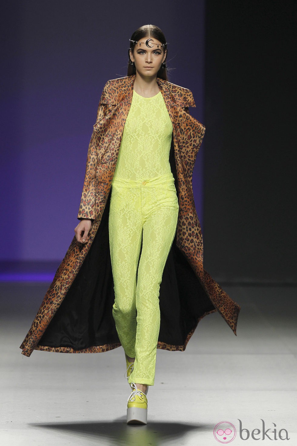 Traje pantalón amarillo flúor de María Escoté en Madrid Fashion Week