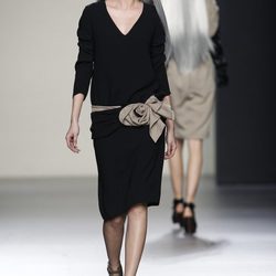 Vestido negro con cinturón beis de María Barros en Madrid Fashion Week