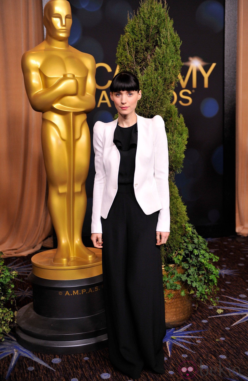 Rooney Mara con blazer de Thierry Mugler y jumpsuit de Asos