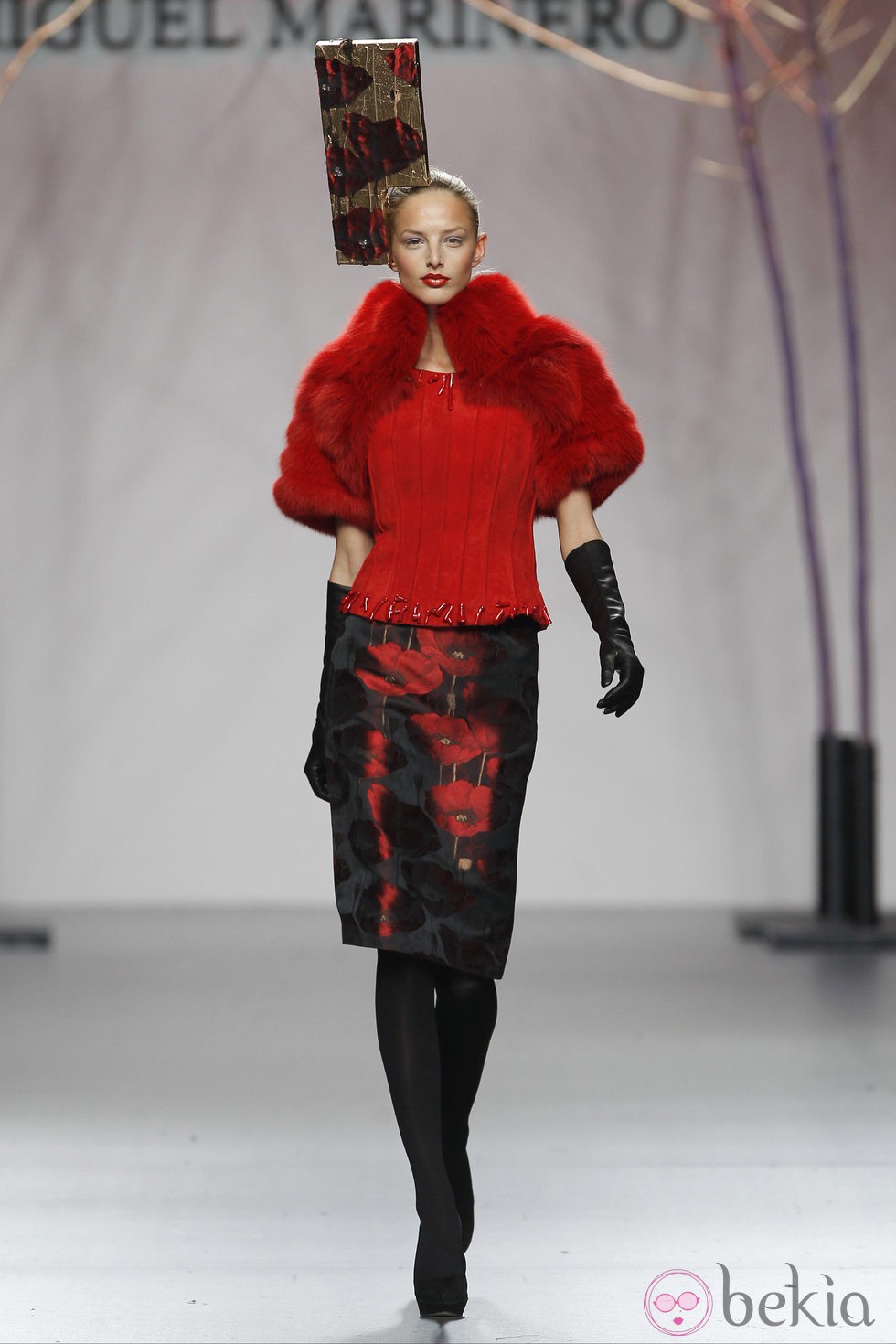 Estola de pelo roja de la colección otoño/invierno 2012/2013 de Miguel Marinero