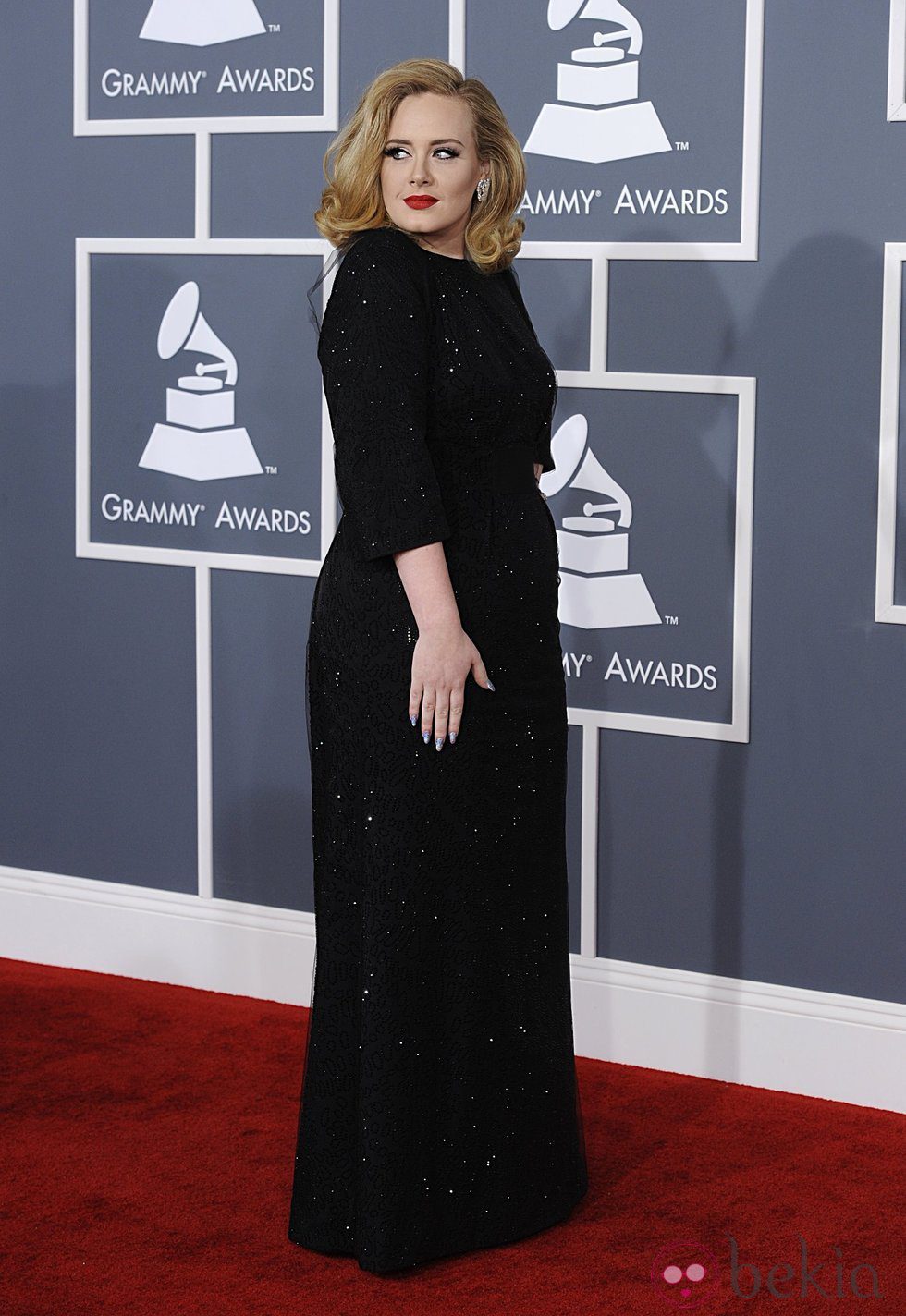 Adele con un vestido negro de Versace en los Grammy 2012