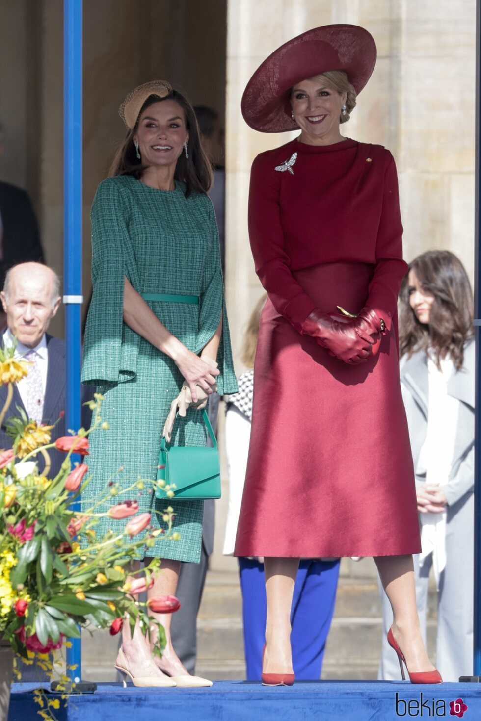 La Reina Letizia con vestido de Moisés Nieto en la ofrenda floral en Amsterdam en su Visita de Estado a Países Bajos