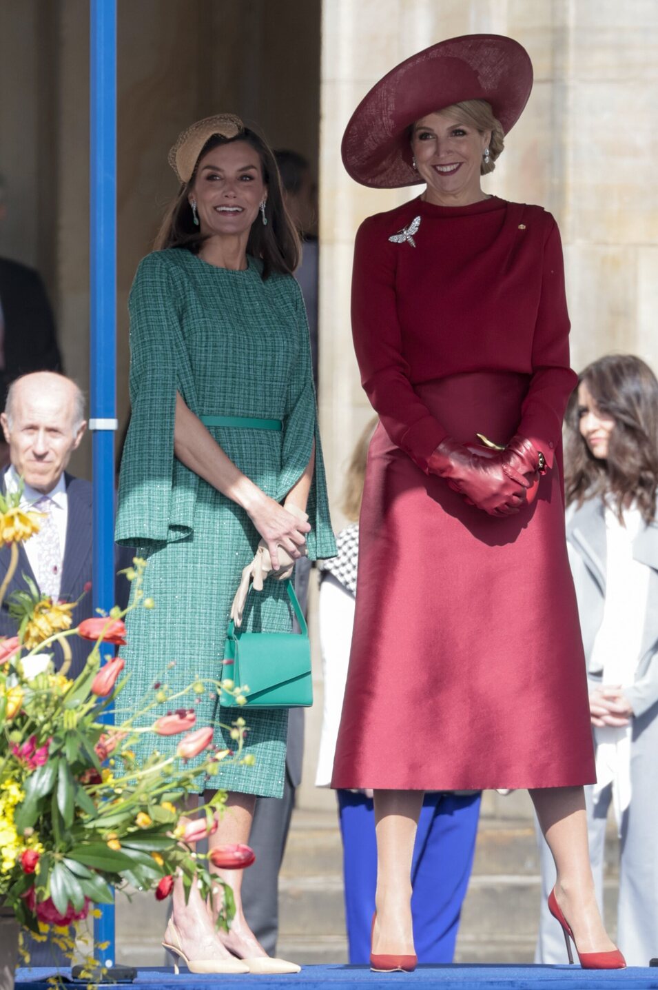 La Reina Letizia con vestido de Moisés Nieto en la ofrenda floral en Amsterdam en su Visita de Estado a Países Bajos