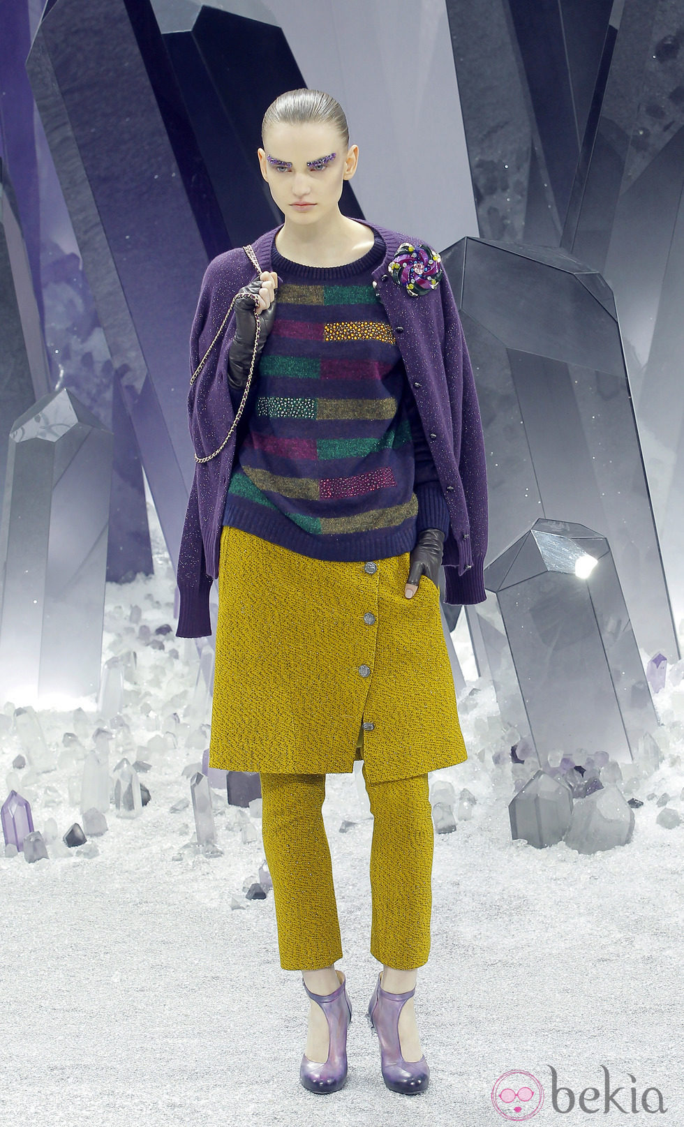 Chaqueta de tweed en tono morado y falda saco en mostaza de Chanel otoño/invierno 2012/2013