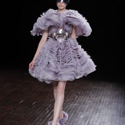 Diseño lila con grandes volúmenes de Alexander McQueen otoño/invierno 2012/2013