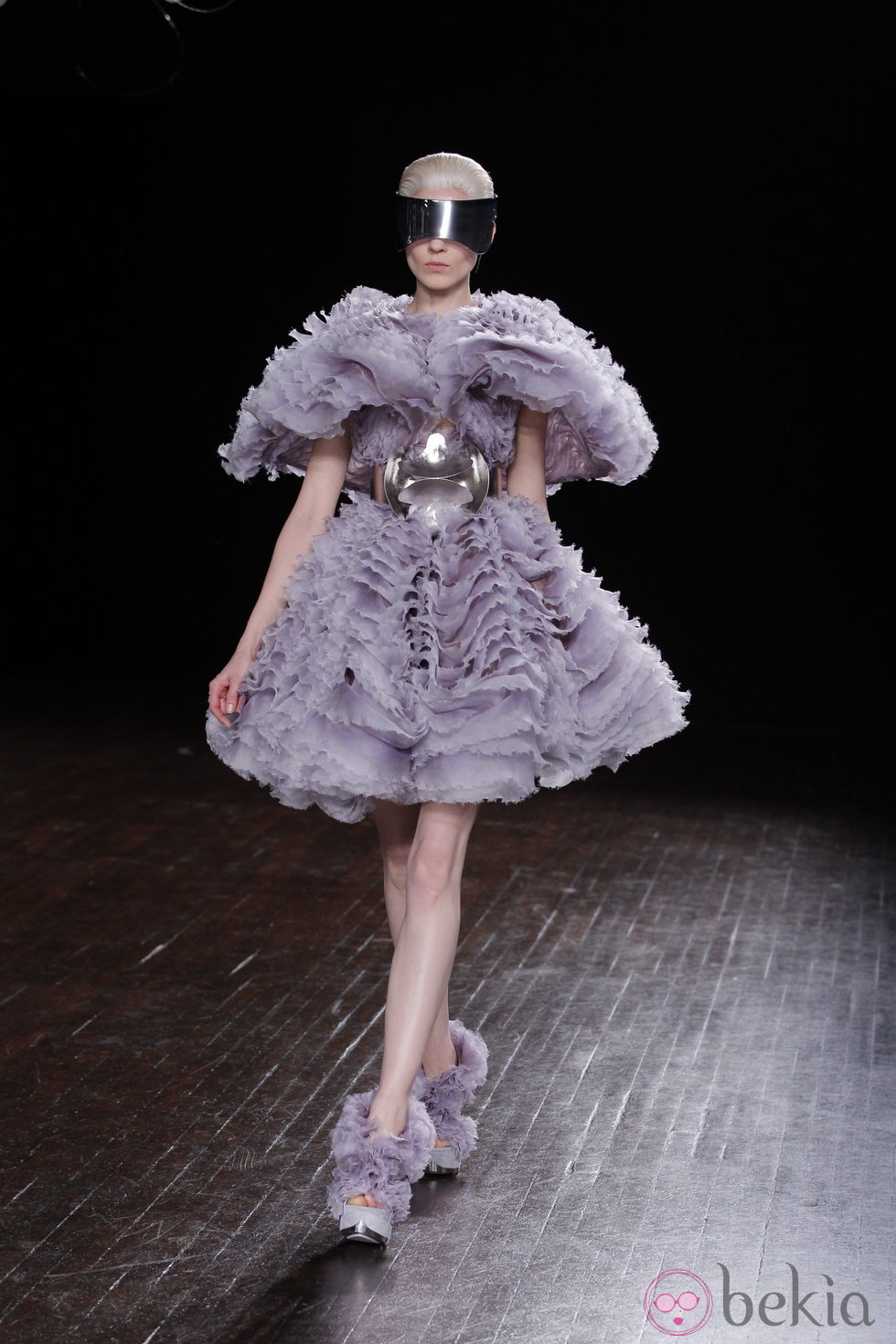 Diseño lila con grandes volúmenes de Alexander McQueen otoño/invierno 2012/2013