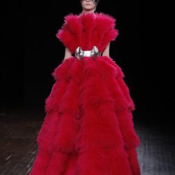 Diseño rojo con grandes volúmenes de Alexander McQueen otoño/invierno 2012/2013