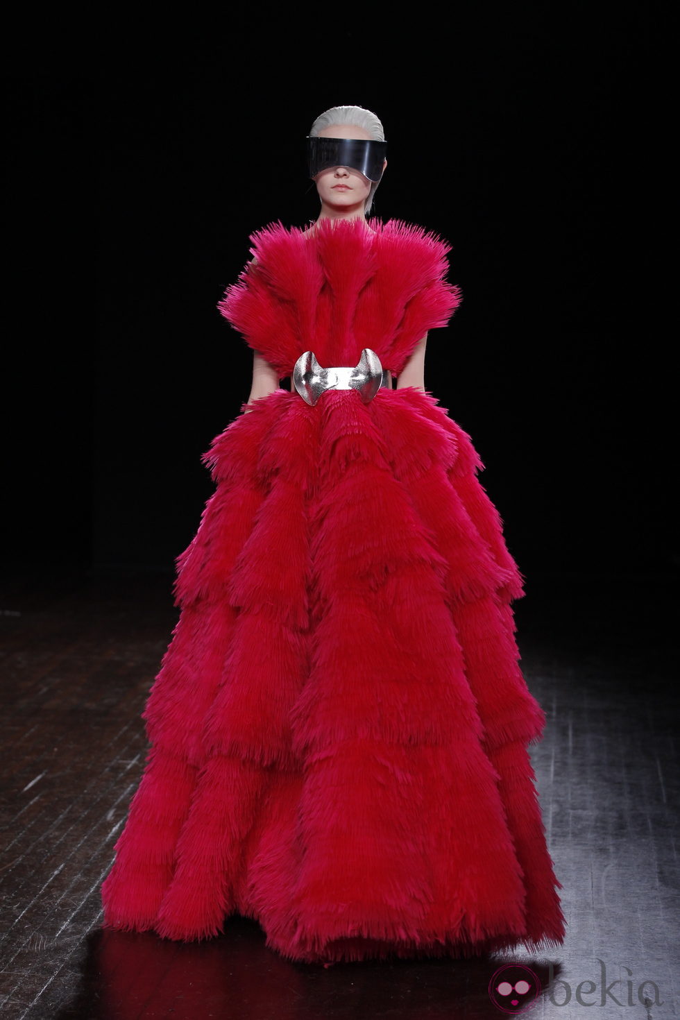 Diseño rojo con grandes volúmenes de Alexander McQueen otoño/invierno 2012/2013