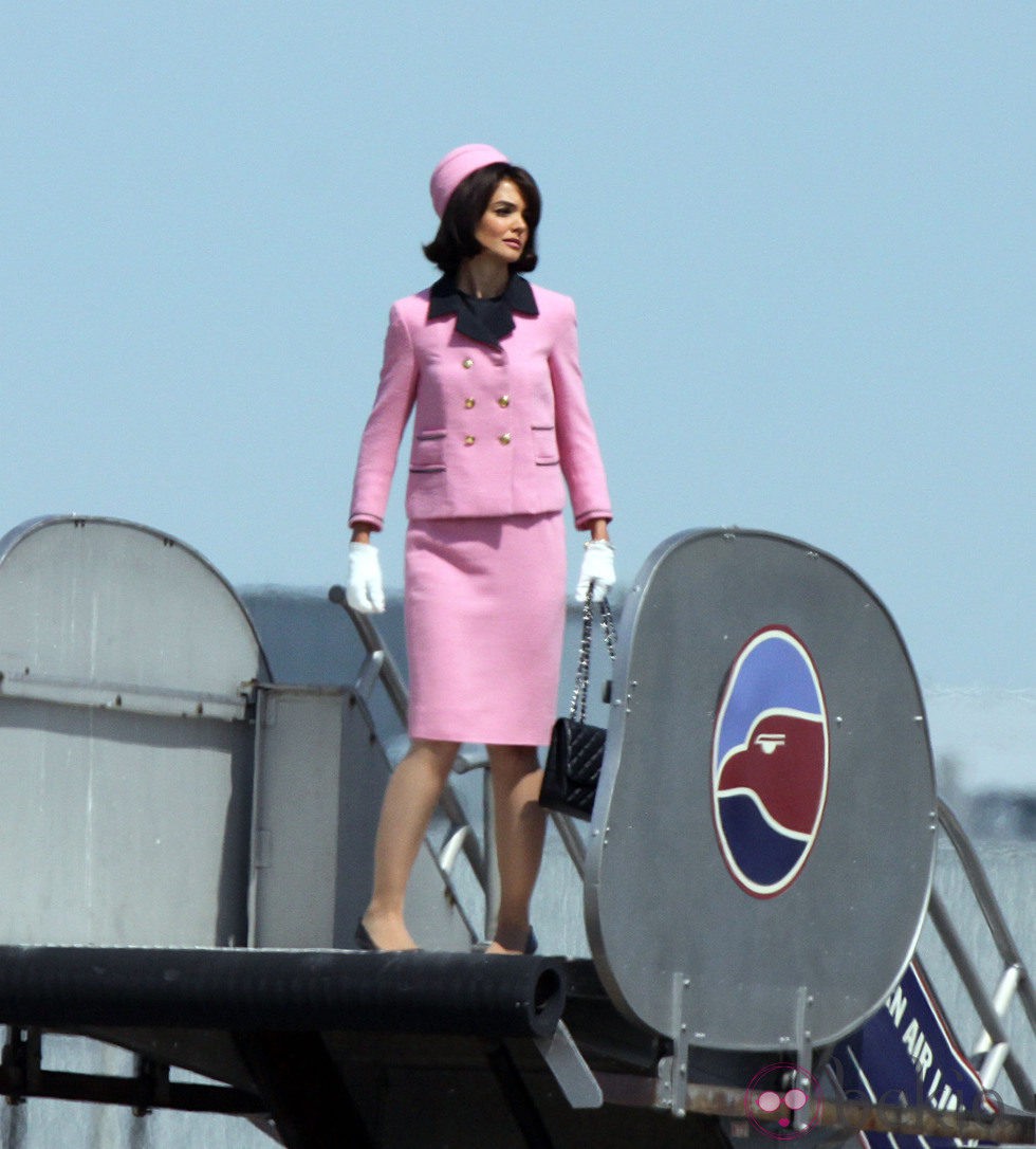 Katie Holmes con una réplica del vestido de tweed rosa de Chanel de Jackie Kennedy