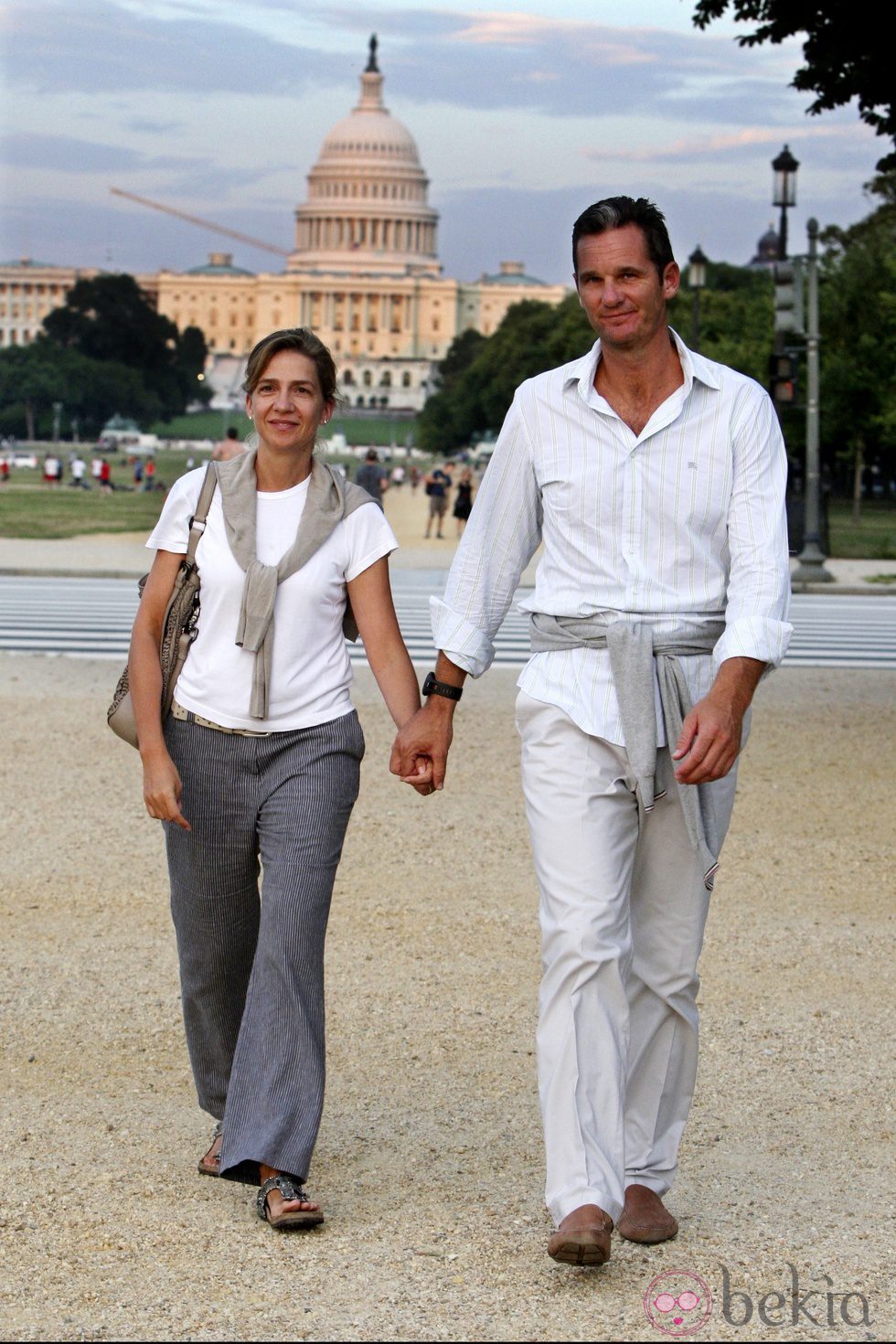 La Infanta Cristina con camiseta blanca y pantalón de algodón gris