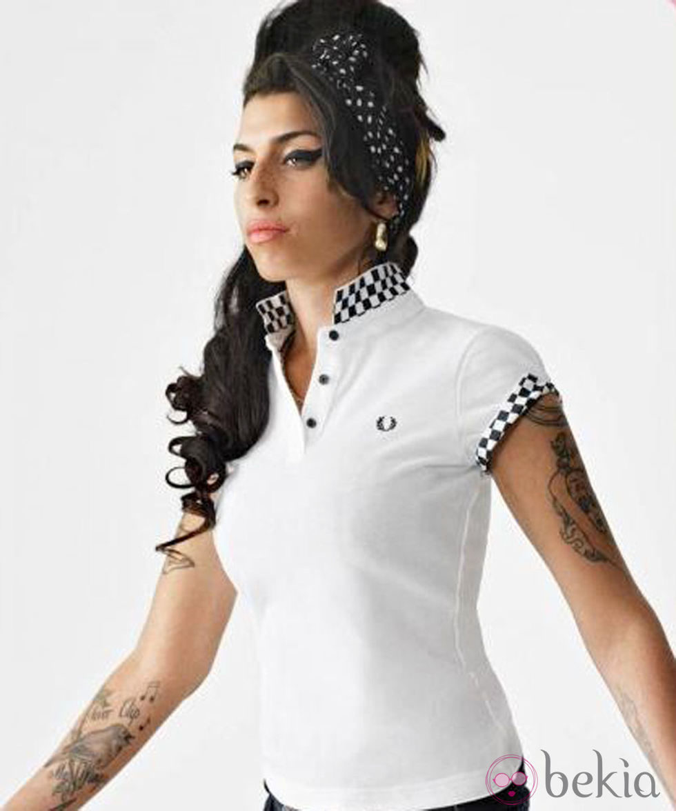 Amy Winehouse con un polo blanco para Fred Perry