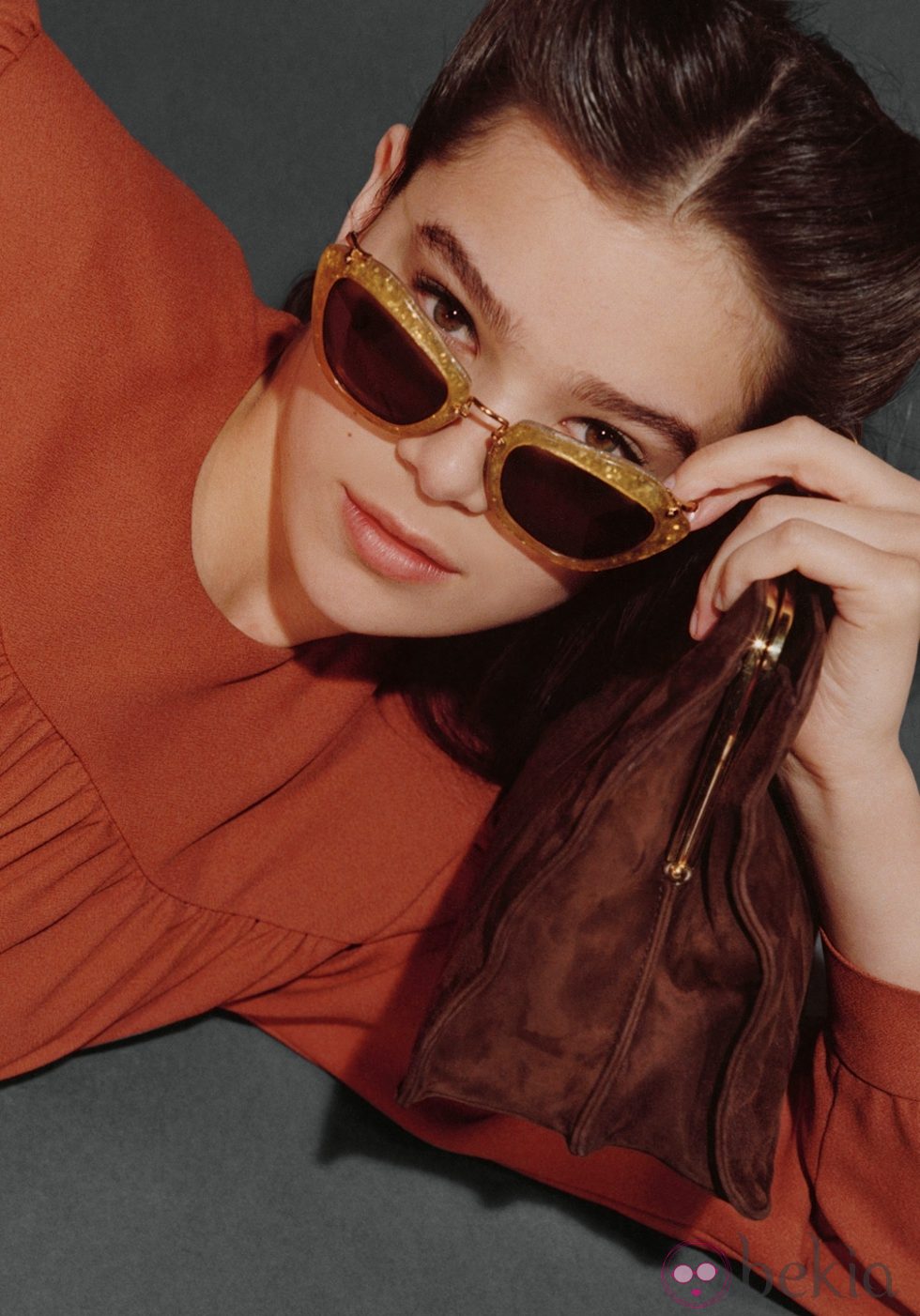 Hailee Steinfeld con gafas de sol de pasta de Miu Miu