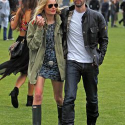 Kate Bosworth con botas Hunter en Coachella 2012