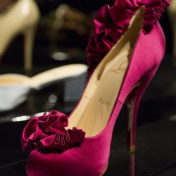 Zapatos fucsia de la exposición de Christian Louboutin en Londres