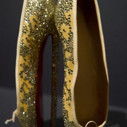 Manoletinas con brillantes de la exposición de Christian Louboutin en Londres