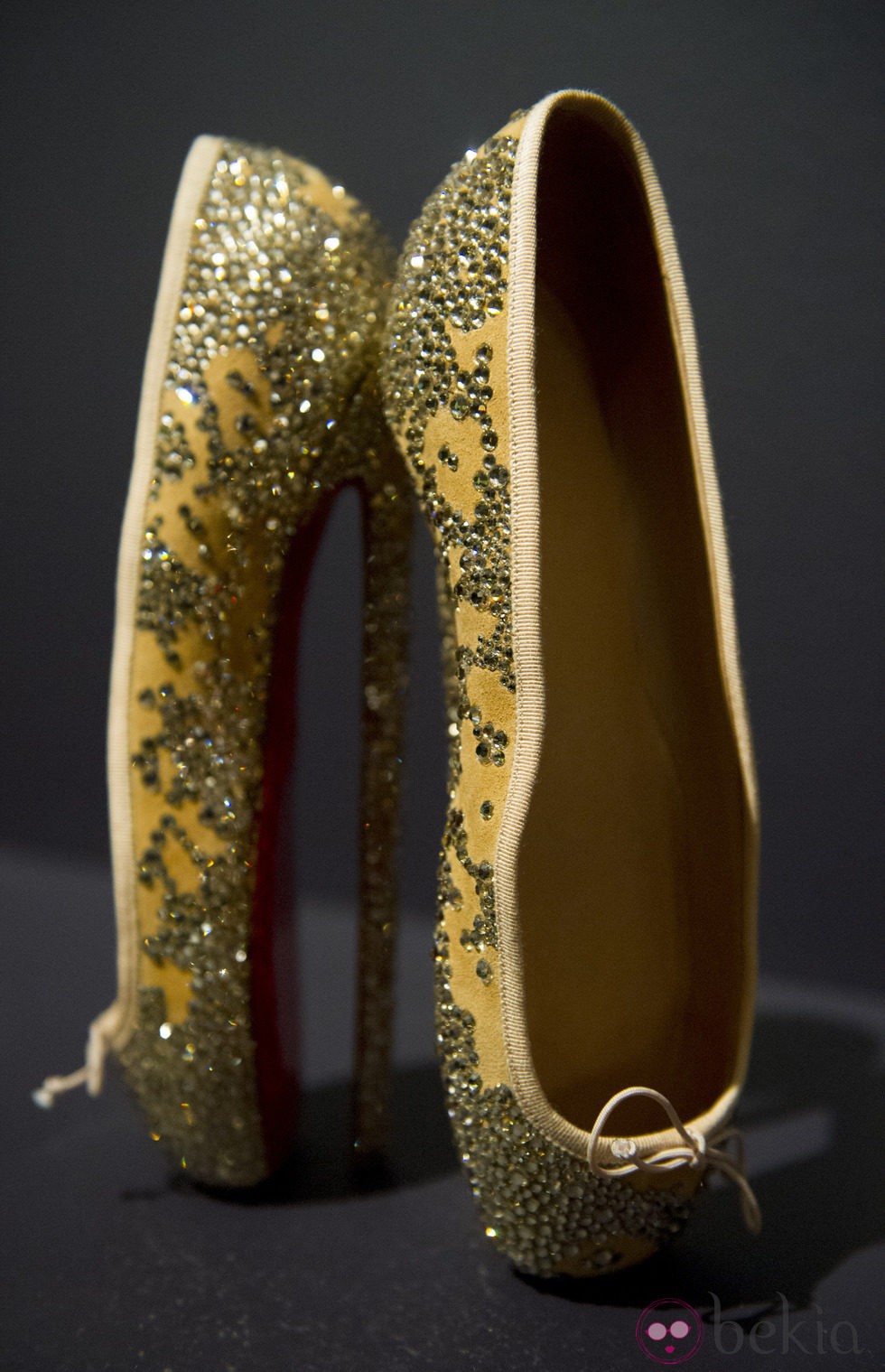 Manoletinas con brillantes de la exposición de Christian Louboutin en Londres